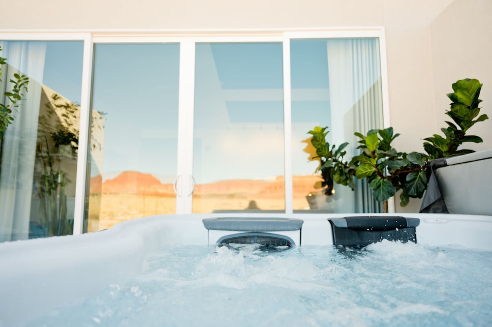 Premium Double Queen Hot Tub photo 2