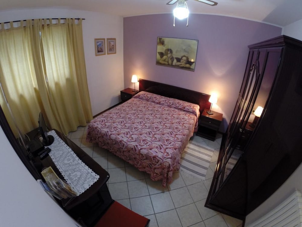 Double or Twin Room, 1 Queen Bed, Non Smoking photo 2