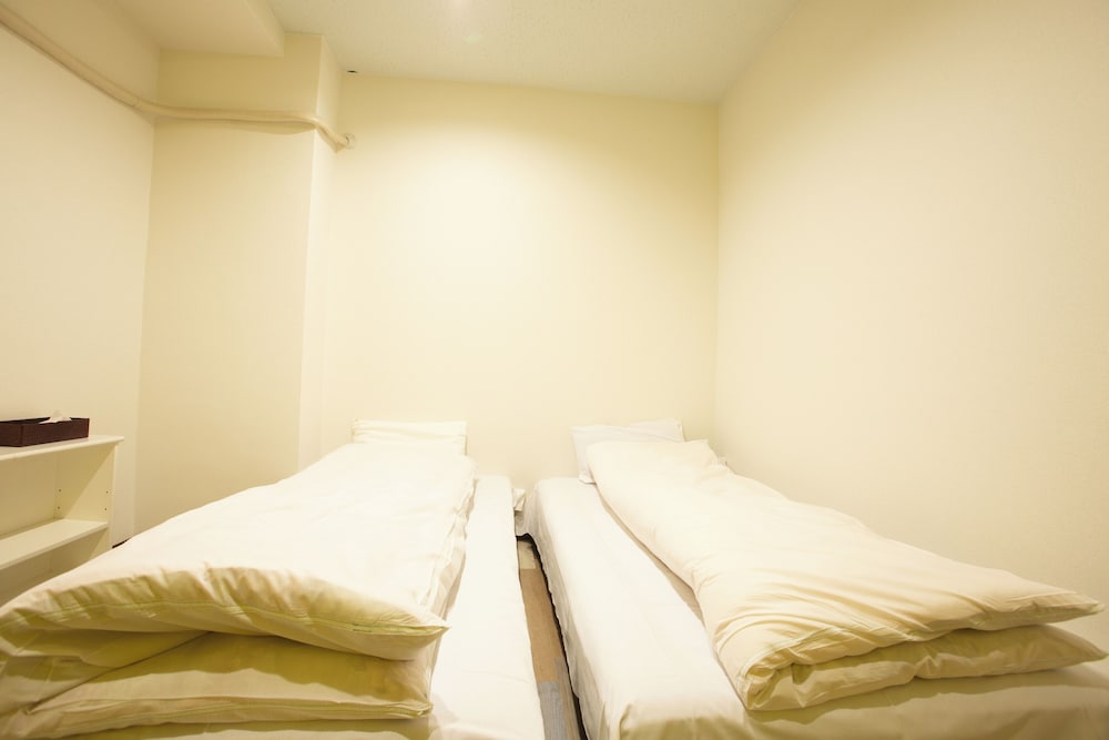 Twin Room ( I )
