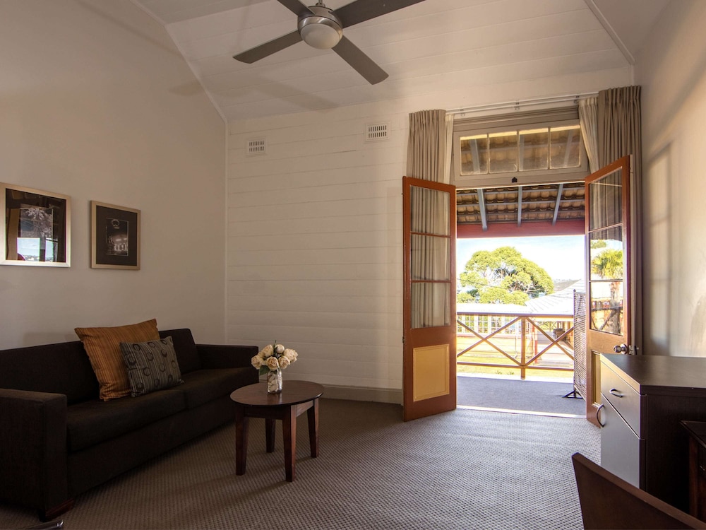 Suite, 1 Queen Bed (Heritage) - Photo 4