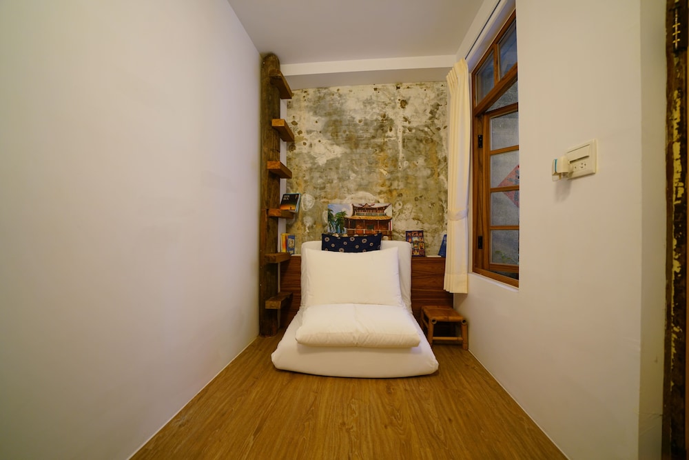 Signature Single Room, 1 Twin Bed, Shared Bathroom, Courtyard Area photo 3