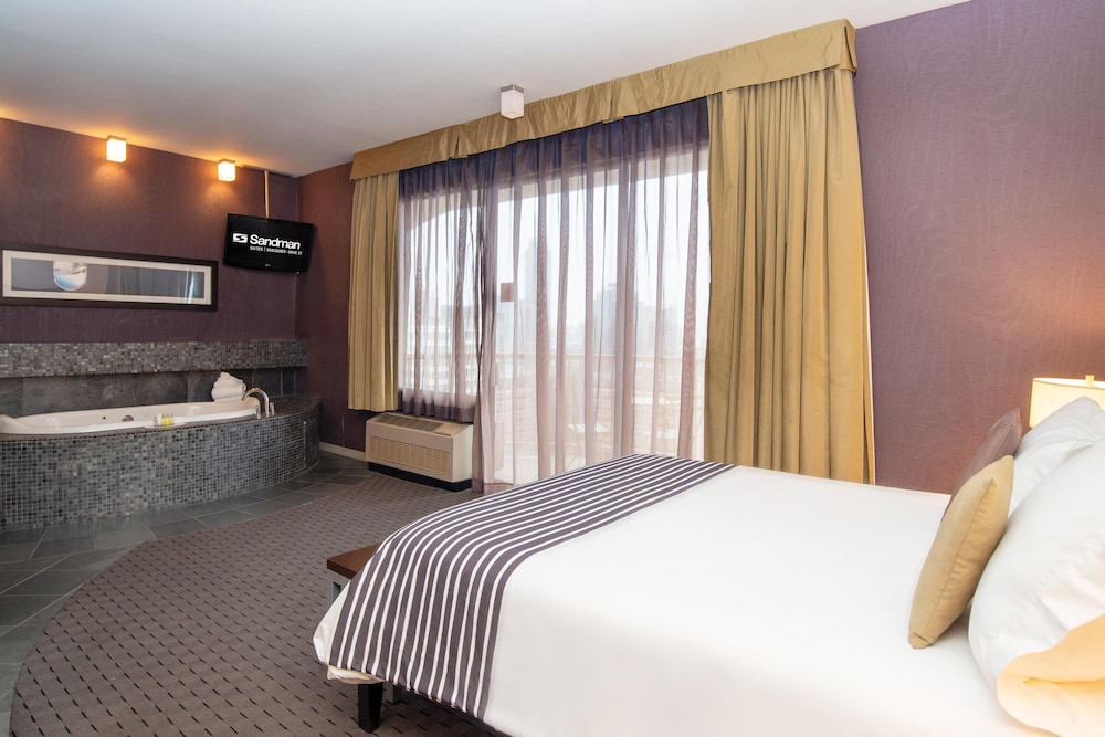 Studio Suite, 1 Queen Bed, Kitchen, City View (Penthouse, Jacuzzi, Balcony) - Photo 3
