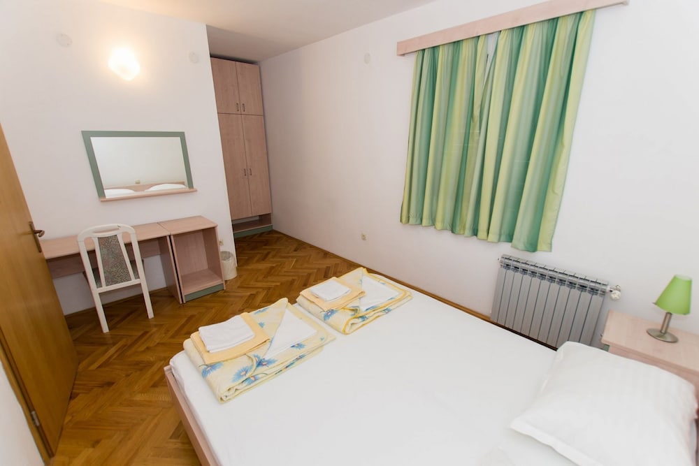 Apartment (Prgo - spacious with view & parking -)