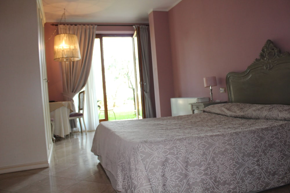 Elite Studio Suite, Garden View