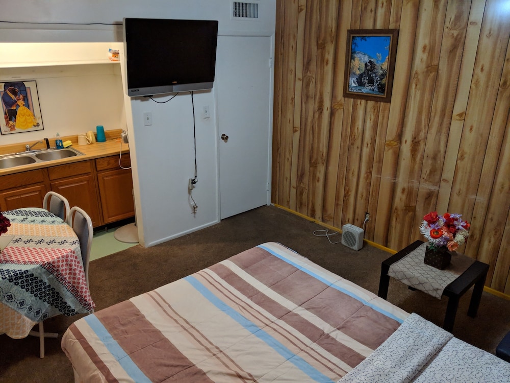 Basic Double Room, 1 Queen Bed, Shared Bathroom, City View photo 3