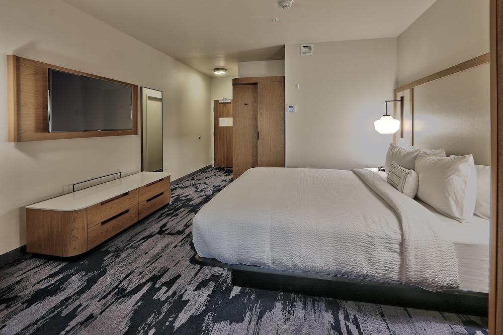 Suite, 1 King Bed photo 2