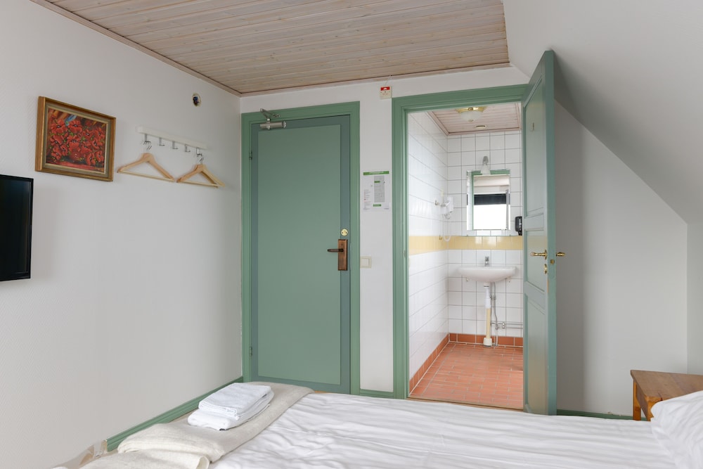 Twin Room, Ensuite, Sea View photo 2