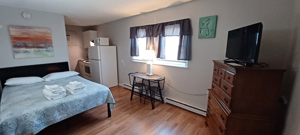 Economy Single Room, 1 Queen Bed photo 3