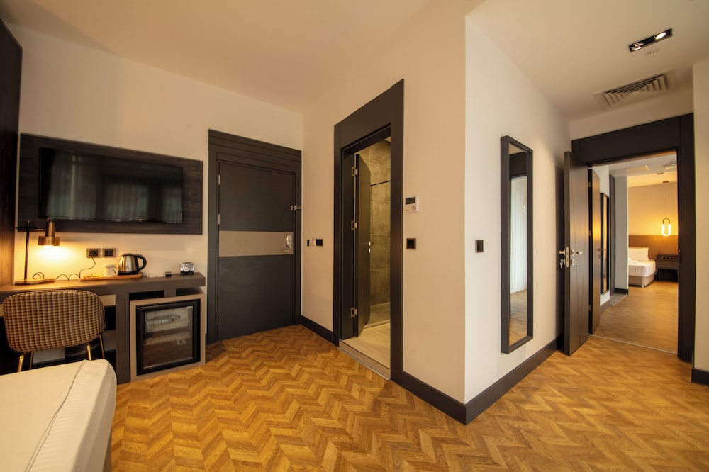 Superior Room with Balcony - Photo 3