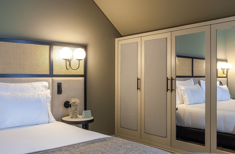 Superior Room with Balcony - Photo 3