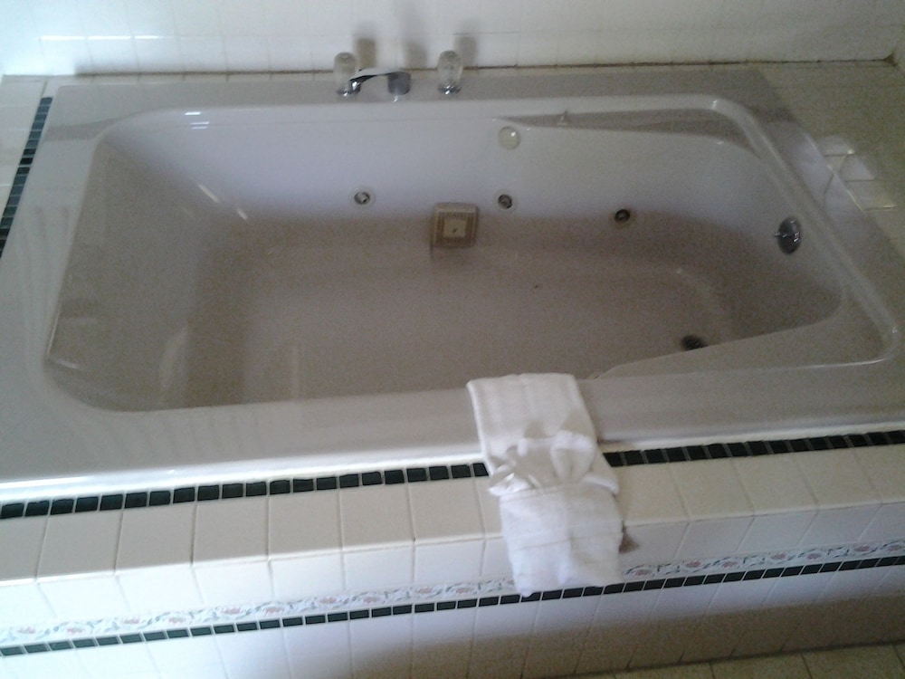 Room, 1 Queen Bed, Jetted Tub photo 2