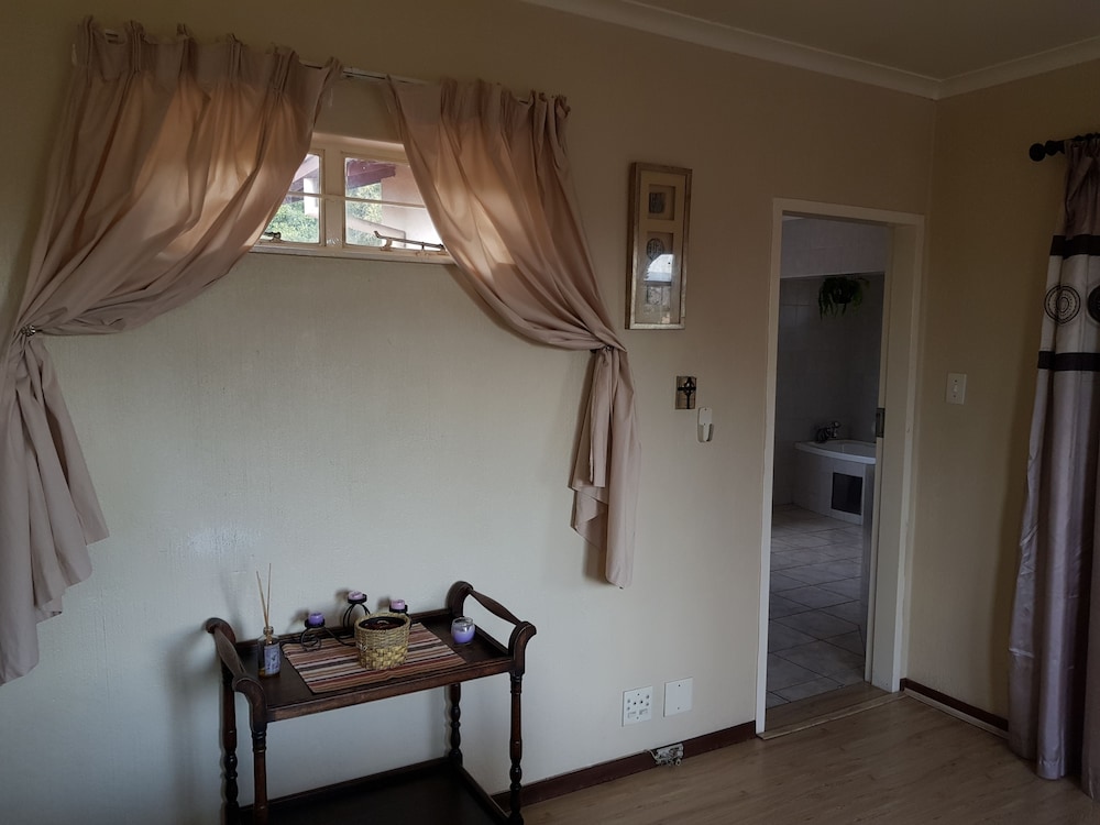 Flamingo Room photo 1