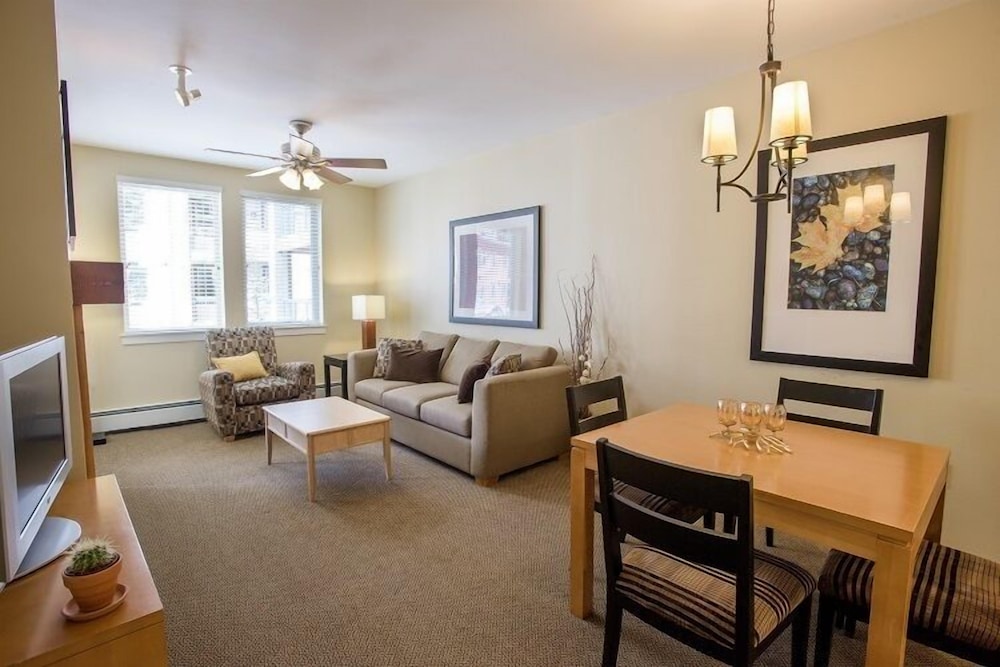 Room, 1 Bedroom, Kitchenette (Value) - Photo 1
