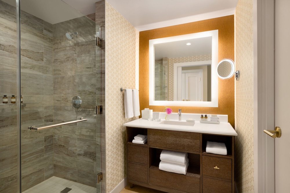 Fairmont Gold One Bedroom Suite, 1 King Bed photo 3
