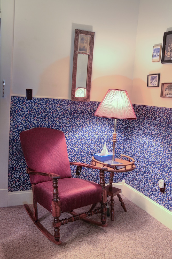 Basic Room, 1 Full Bed photo 3