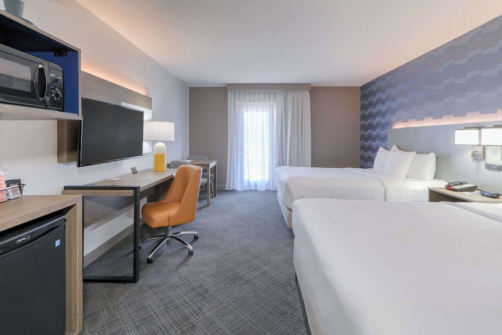 Standard Room, 2 Queen Beds, Non Smoking, Mountain View