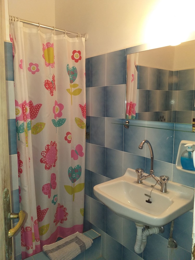 Twin Room (Ground Floor, Street View)