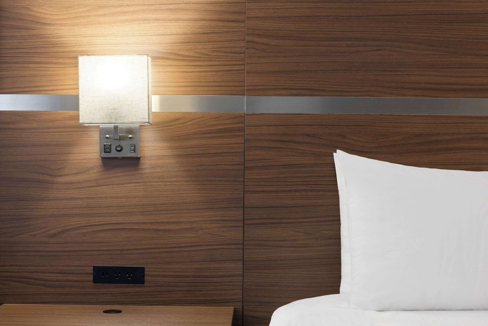 Room, Non Smoking (1 King & 1 Queen Bed) - Photo 5