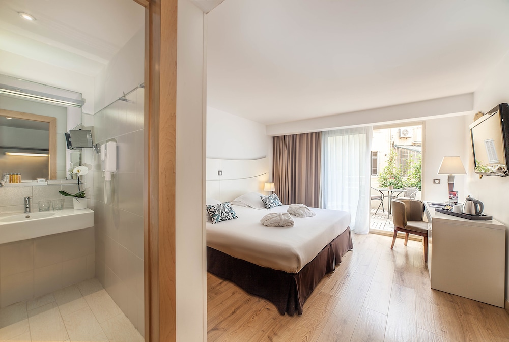 Deluxe Room - Photo 5