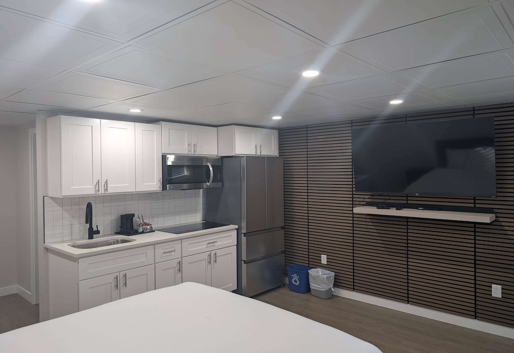 Suite, 1 Queen Bed, Non Smoking, Kitchenette (Walk-In Shower) - Photo 1