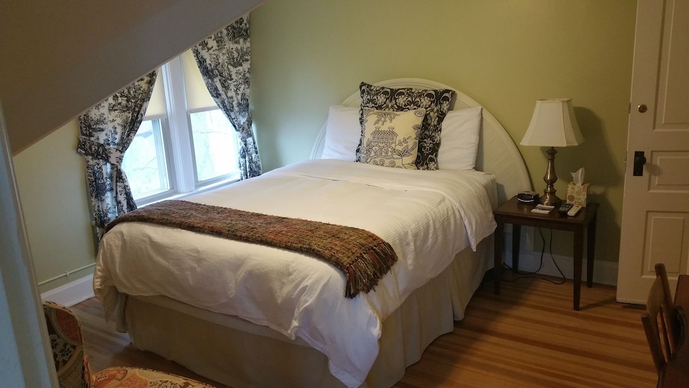 Signature Room, 1 Queen Bed (Azalea) photo 2