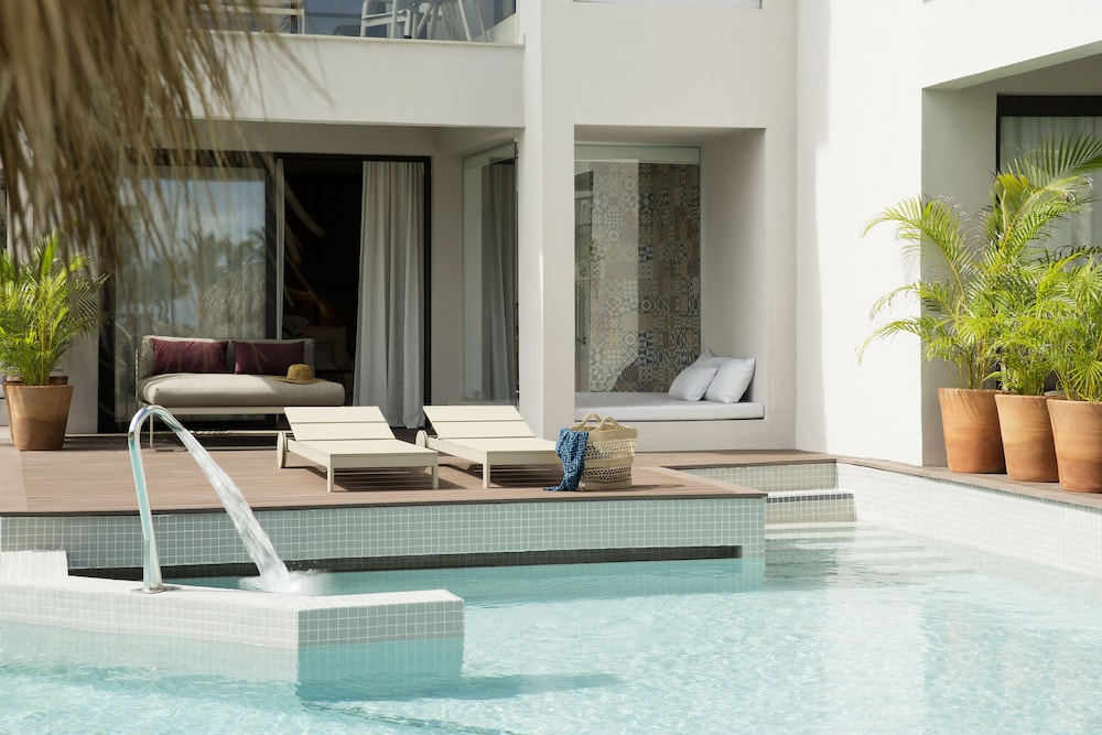 Excellence Club Honeymoon Swim-Up Suite + 20% OFF SPA