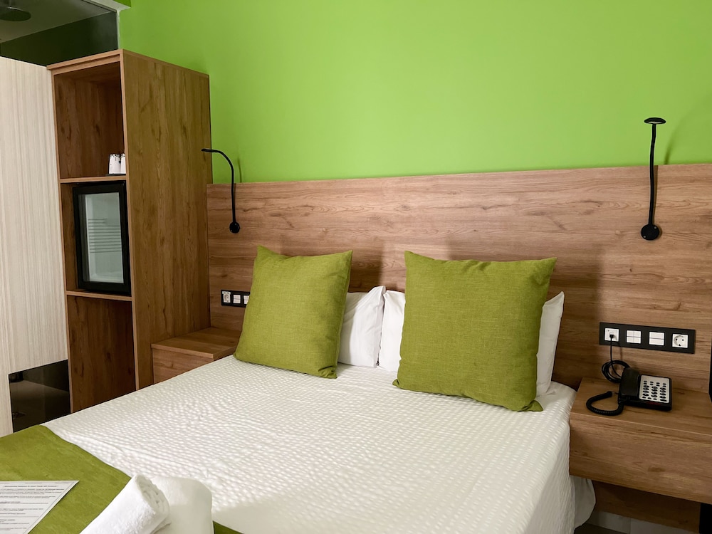 Classic Double Room thumbnail 6