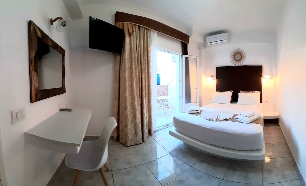 Triple room with outdoor jacuzzi