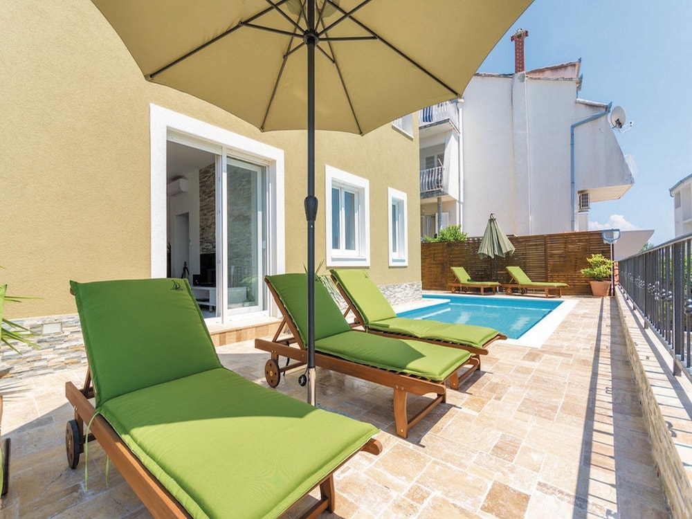 Apartment (Four Bedroom Holiday Home with Swimmi) photo 3