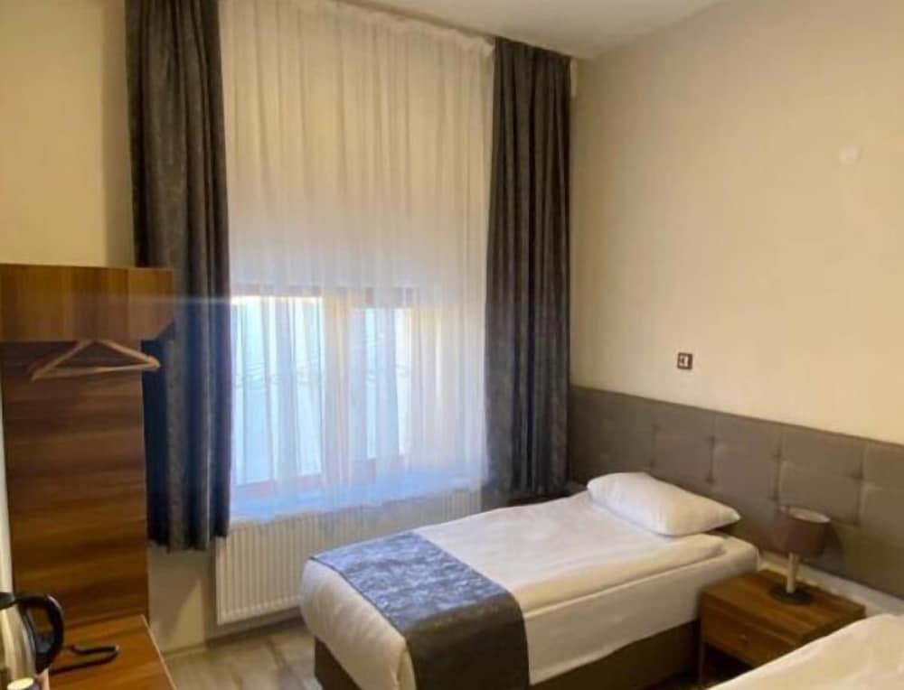 Economy Twin Room photo 3