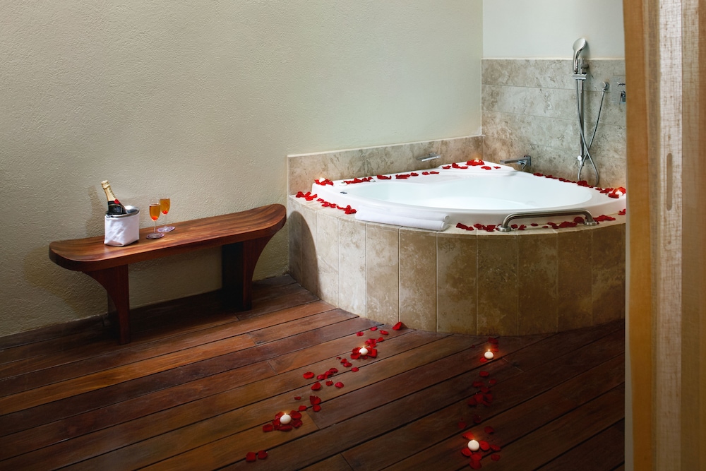 Elite Suite, 1 King Bed, Hot Tub