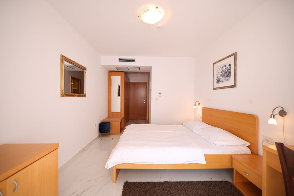 Standard Double Room, 1 Queen Bed, Garden View