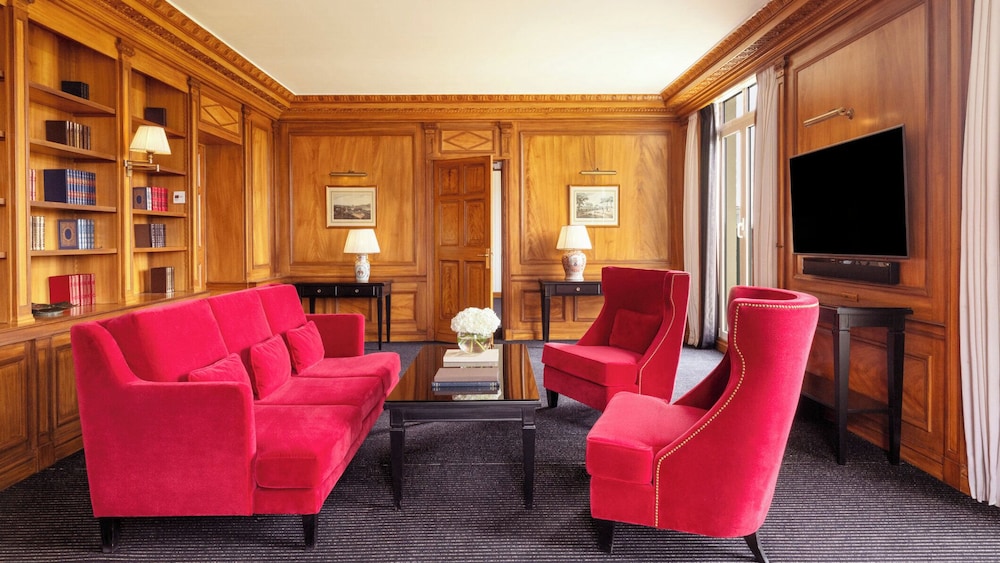 Suite, 1 King Bed, Garden View