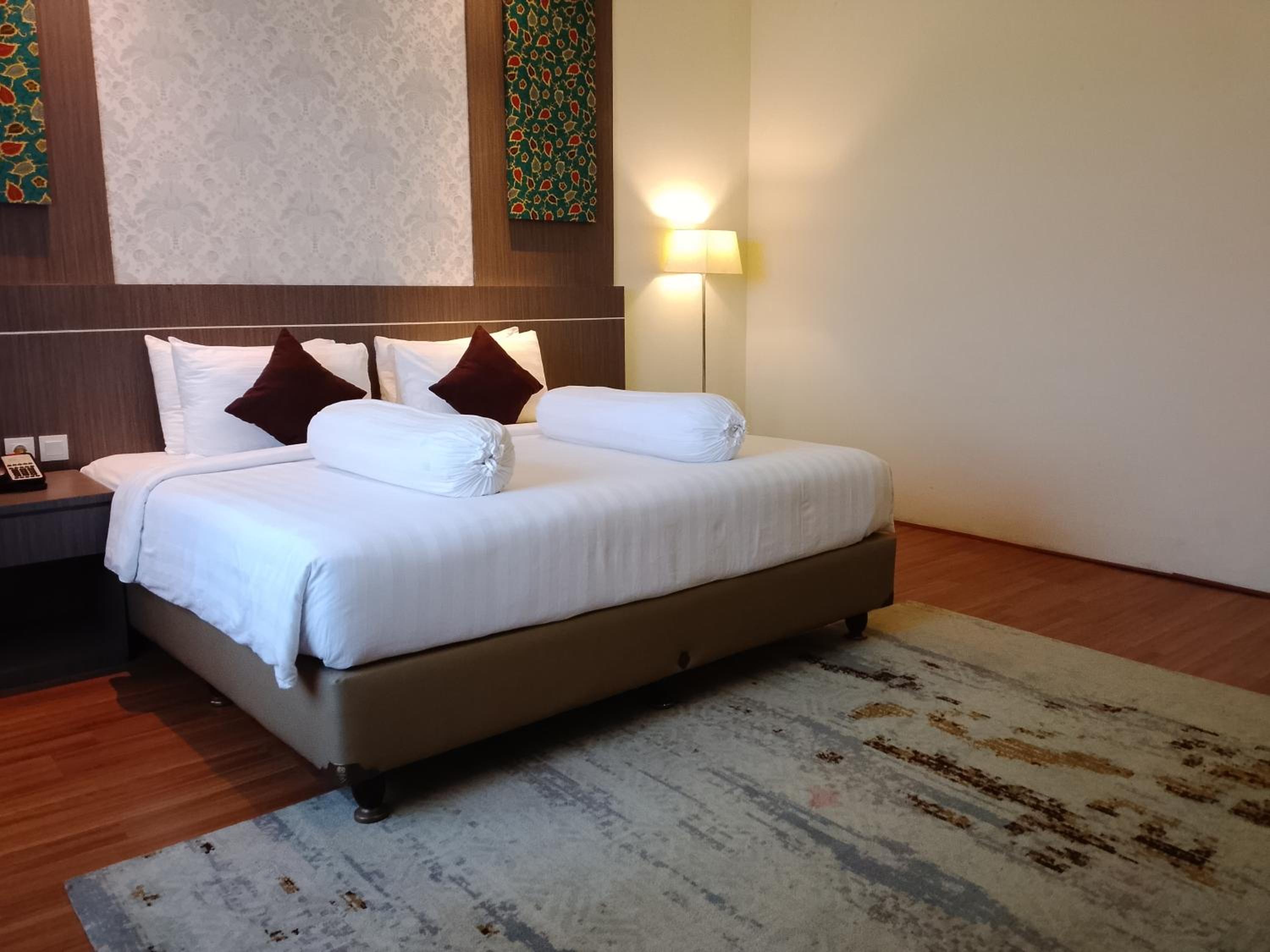 Ocean Suite with Balcony photo 2