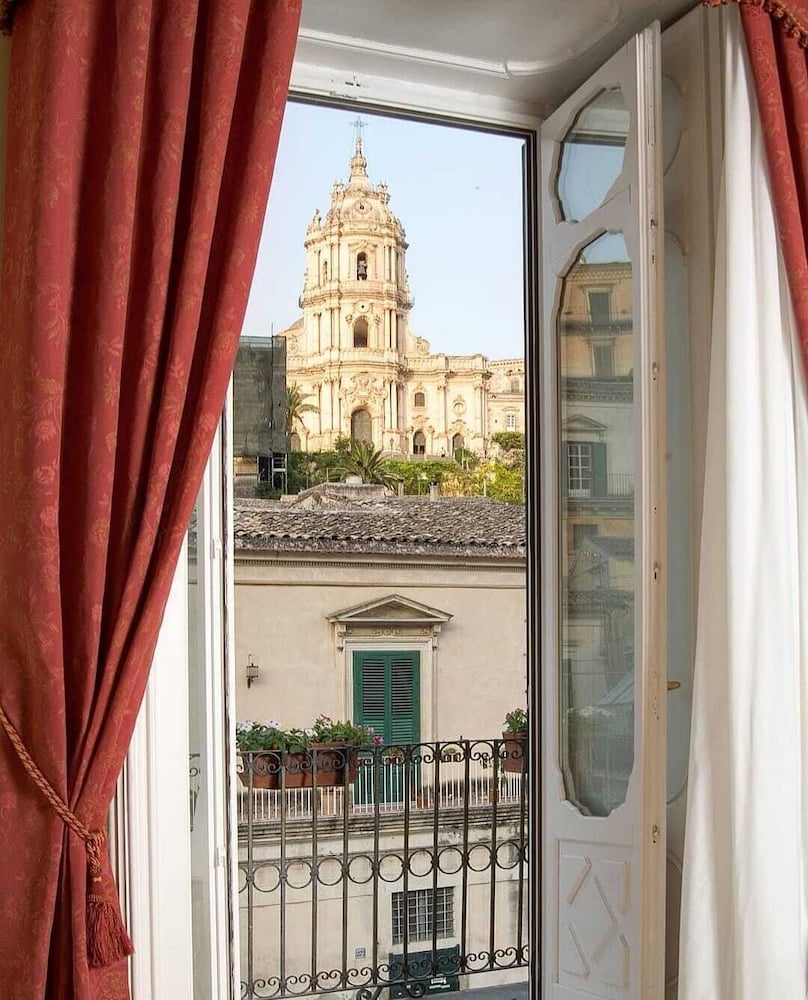 Executive Suite, City View photo 3