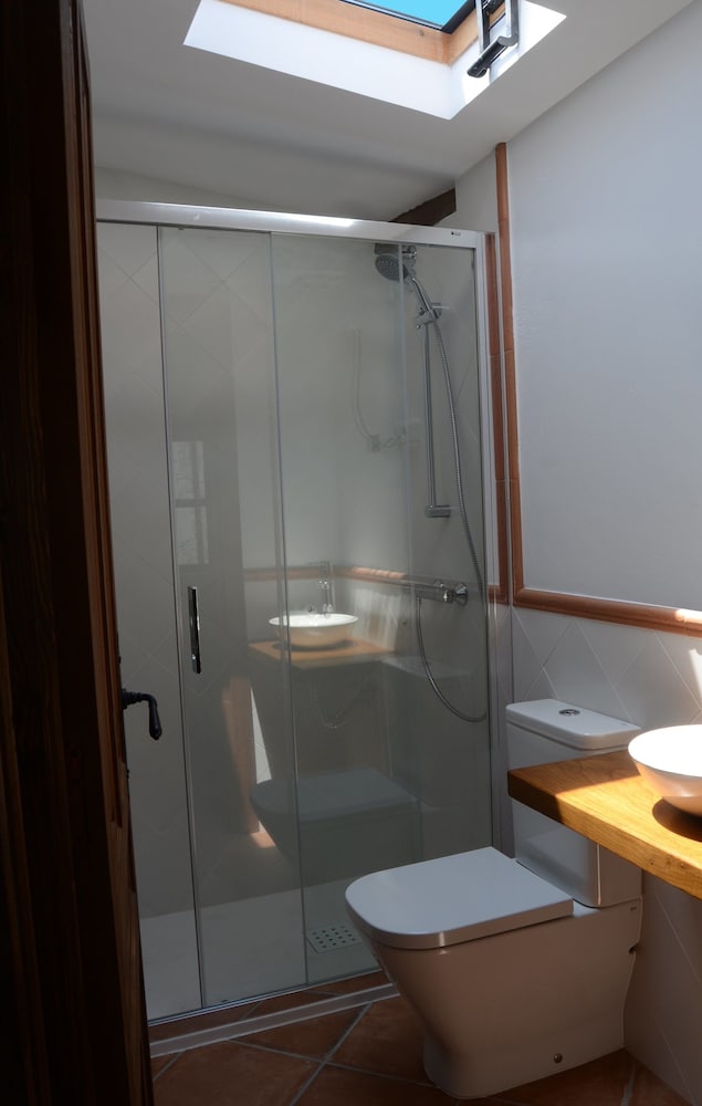 Shared Dormitory, Mixed Dorm, Shared Bathroom (Sgl Bed In 16 Bed Mixed Room) photo 3