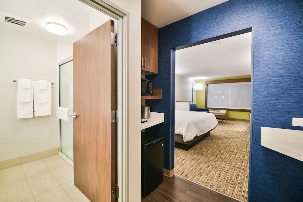 Standard Room, 1 King Bed, Accessible (Communications) photo 2