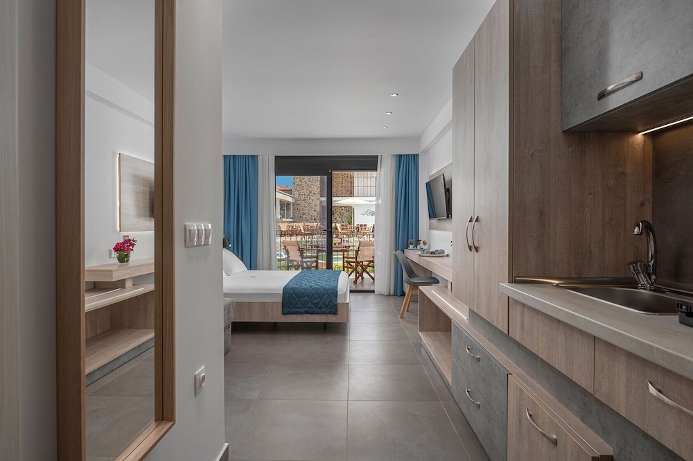 Junior Suite, Pool View