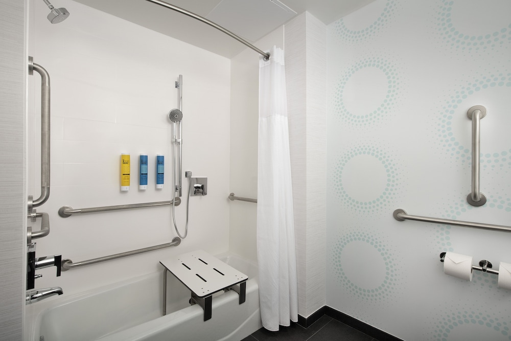 Room, 2 Queen Beds, Accessible, Bathtub - Photo 4