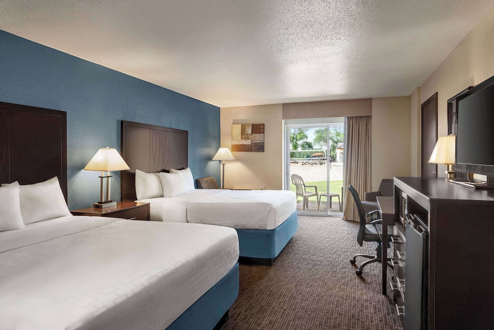 Deluxe Room, 2 Queen Beds, Non Smoking - Photo 3