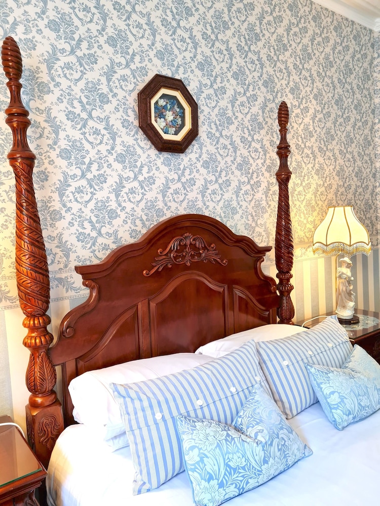 Deluxe Double or Twin Room (Four Poster, Room 8) photo 2