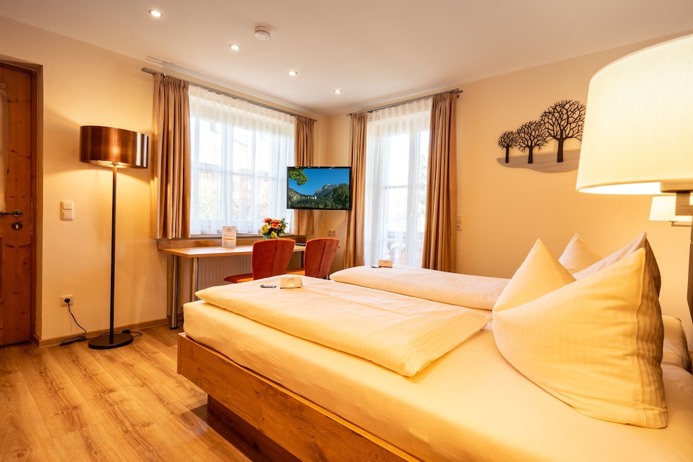 Economy Double Room, 1 King Bed, Non Smoking, Patio photo 1