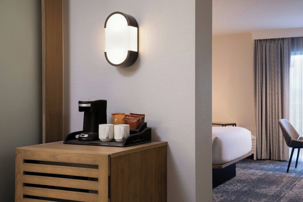 Premium Room, 1 King Bed with Sofa bed (Mobility/Hearing Access, Roll-in Shwr) - Photo 3