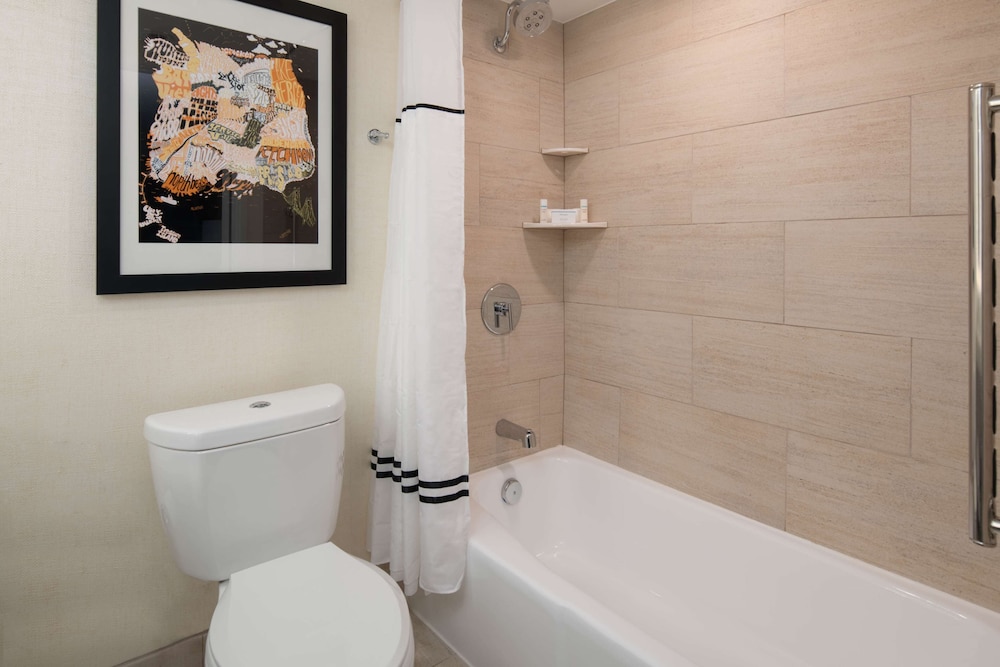 Suite, 2 Queen Beds, Corner - Photo 9