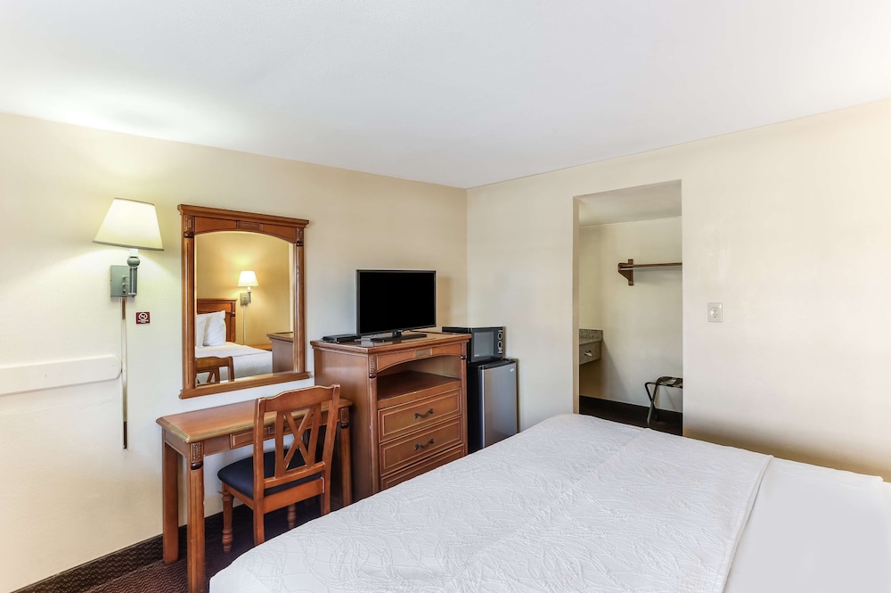 Room, 1 King Bed, Smoking - Photo 2