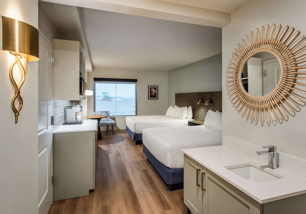 Suite, 2 Queen Beds, Accessible (Mobility & Hearing, Roll-In Shower) photo 3