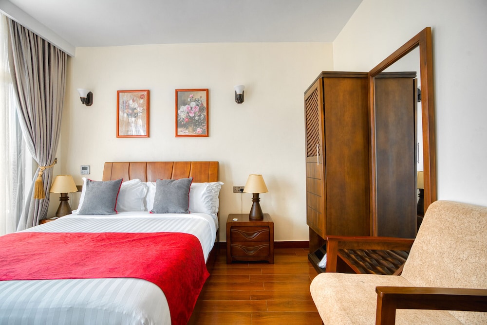 Classic Room, 1 King Bed, Mountain View - Photo 4