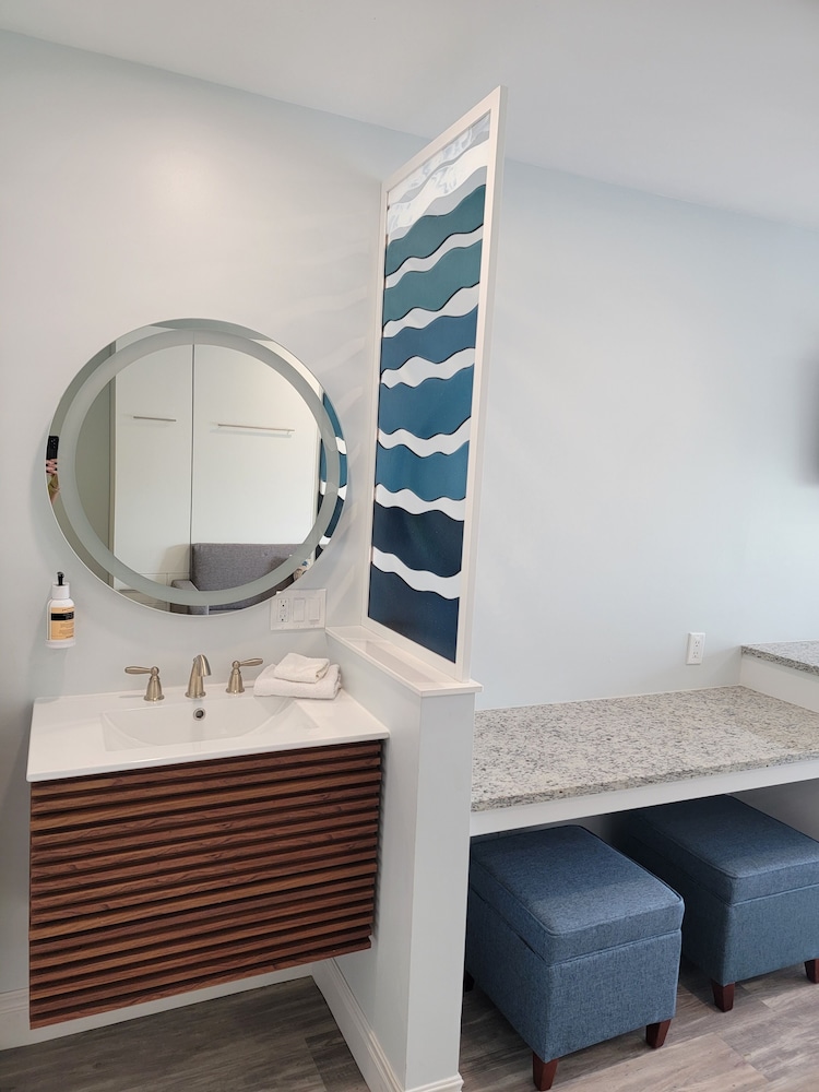 Studio Suite, 1 King Bed and 1 Queen Sleeper Sofa bed, No Elevator Access photo 3
