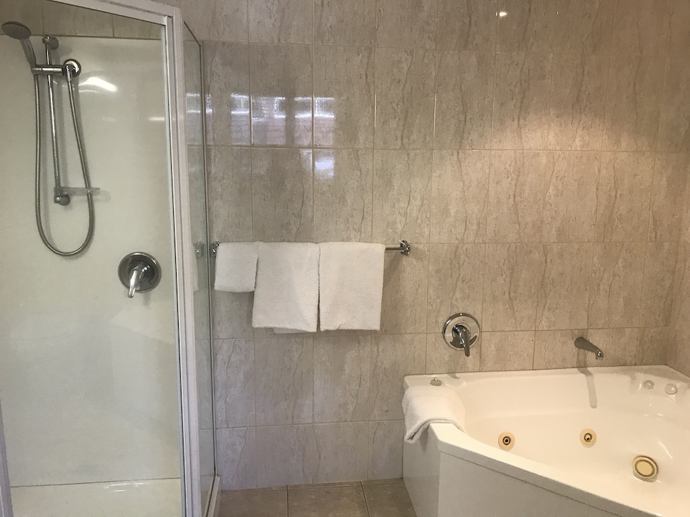 Deluxe Twin with Spa Bath photo 2