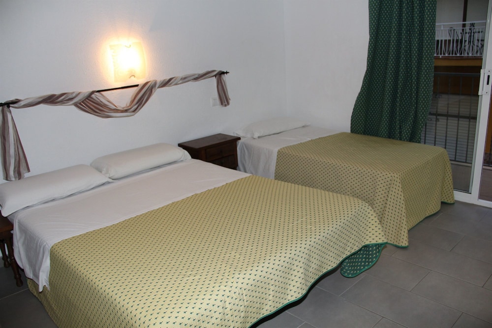 Basic Triple Room, 3 Twin Beds - Photo 1